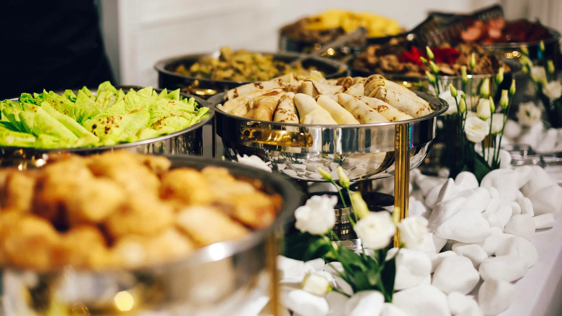 Table de banquet festive avec mets libanais